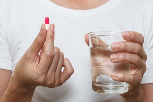 Khi sử dụng thuốc tetracyclin trị mụn đường uống cần uống nhiều nước để hạn chế kích ứng